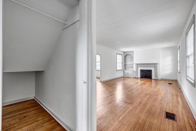 Primary Photo - 2920 Riverside Ave