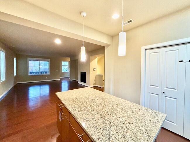Building Photo - Stunning Issaquah Highlands View Home | 4 Bed + 3.5 Bath | Mountain Views & Prime Location