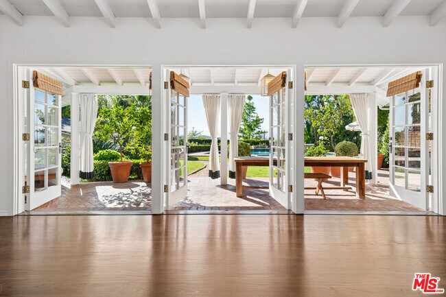 Building Photo - 8050 Mulholland Dr