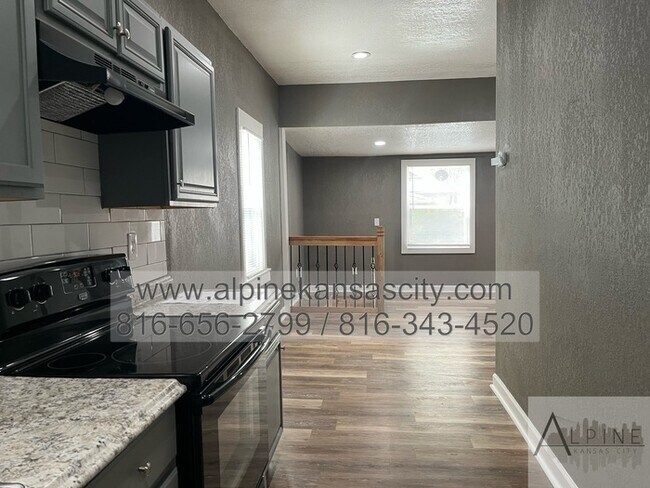 Building Photo - Updated NE Home!