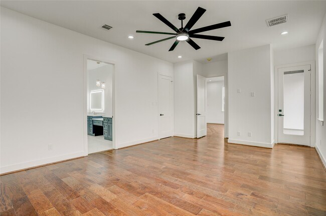 Building Photo - 6814 Hartland St