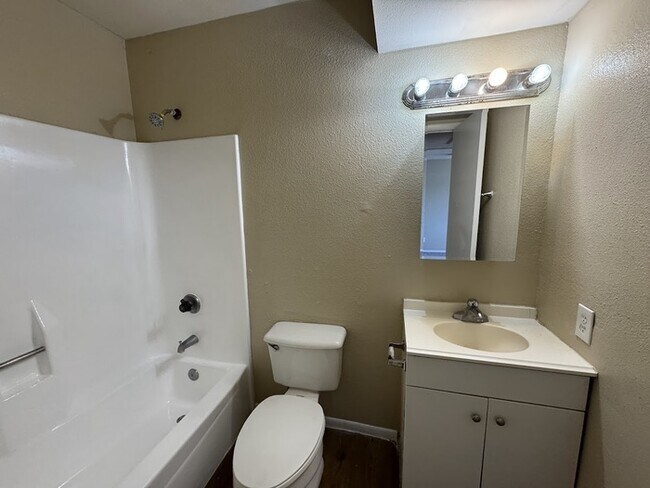 Building Photo - Glendale 2-br Townhome With Carport