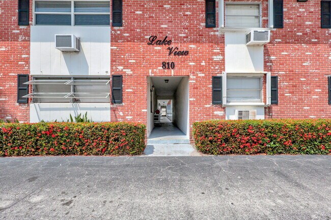 Building Photo - 810 Lake Shore Dr