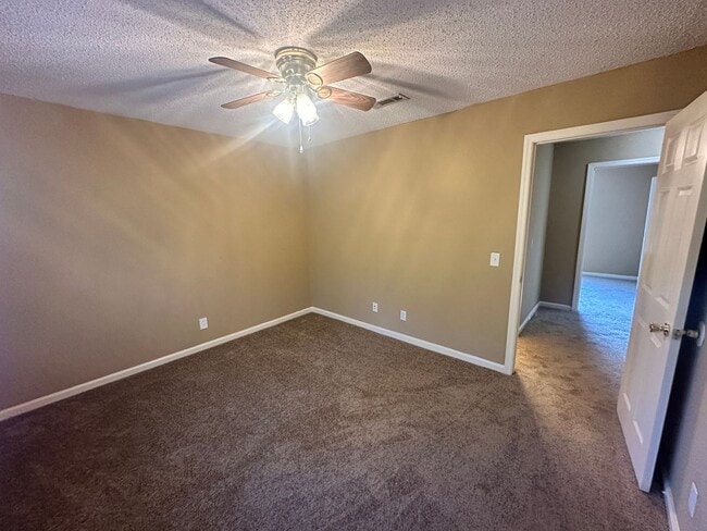 Building Photo - 2BD/1.5B Apartment in Adel