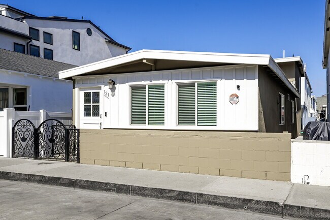 Building Photo - "Turnkey and Fully Remodeled Beachside Ret...