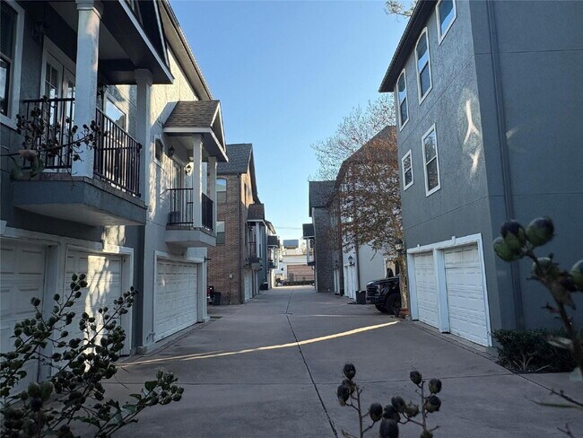 Building Photo - Beautifully maintained 3-bedroom, 3.5-bath townhome