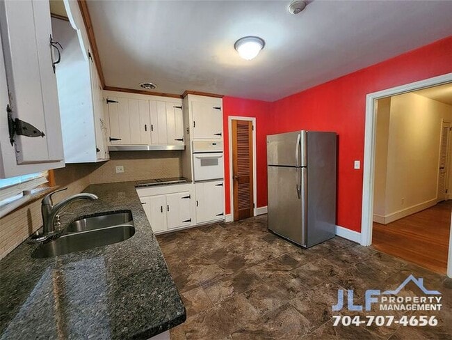Building Photo - Sprawling 3 Bedroom/ 2.5 Bathroom Ranch in Charlotte!