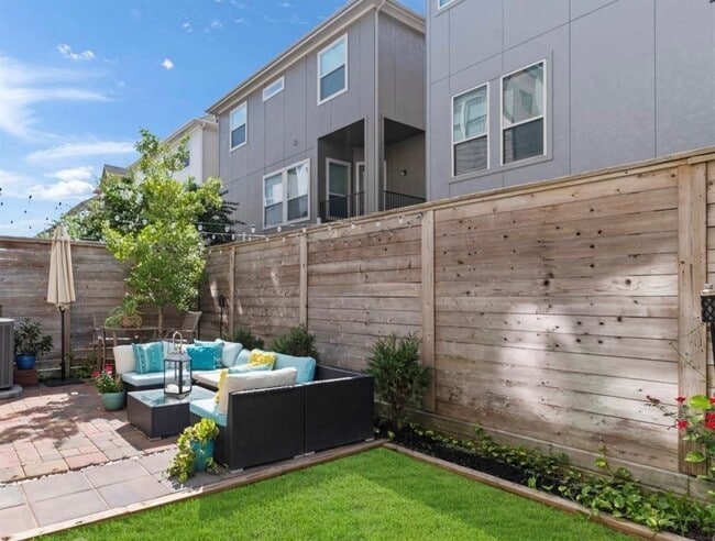 Building Photo - 2006 Covent Garden Station