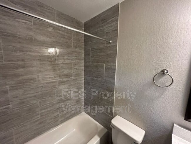 Building Photo - 2560 Woodgate Blvd
