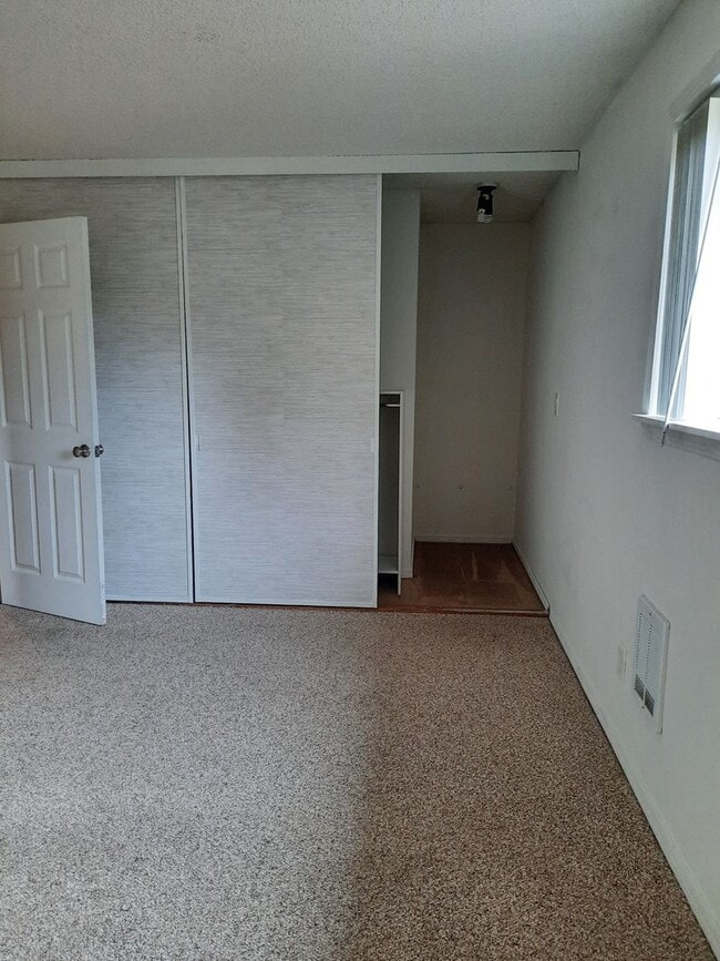 Building Photo - Steilacoom Gardens, 2 bedroom, 1 bath Townhome Style Condo.