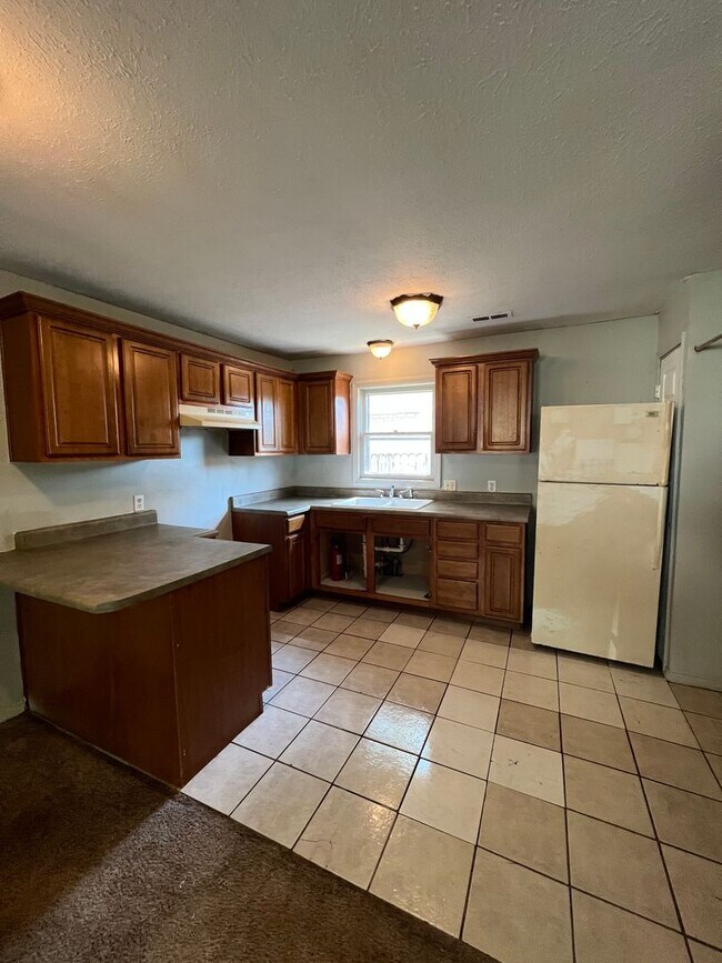 Building Photo - 705 Black Oak