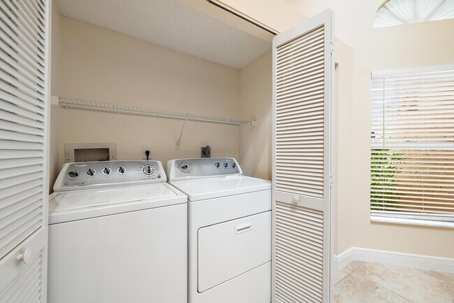 Building Photo - 1802 Rosewood Way