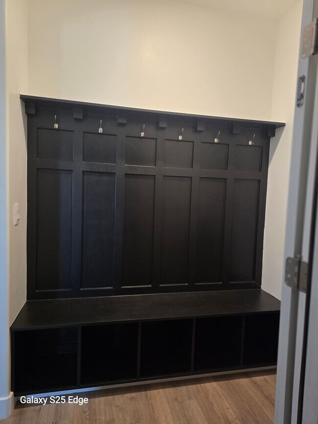 Building Photo - Room for Everything! 5 Bedroom Plus Den Home in Long Valley