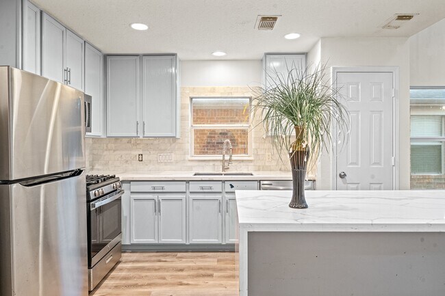 Building Photo - 16530 Bristle Creek Dr