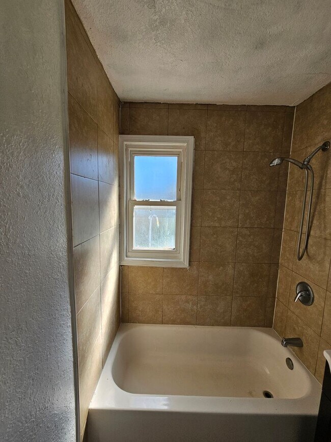 Building Photo - 3 Bedroom For rent ON S Central