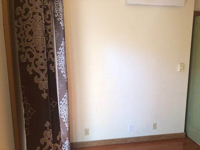 Building Photo - Maple Leaf, Two Bedroom, Woodsy Yard