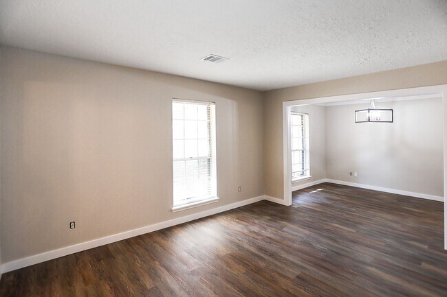 Building Photo - 502 Rosewood Dr