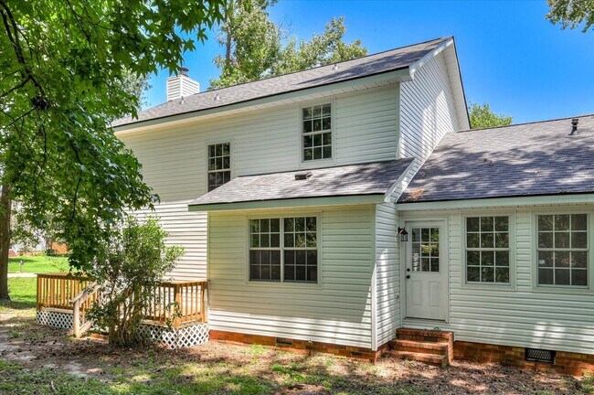 Building Photo - 3 bedroom, 2.5 bathroom home on a large co...