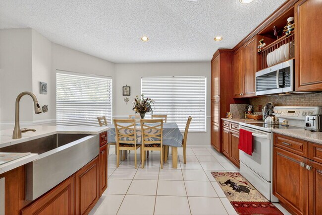 Building Photo - 1520 S Club Dr