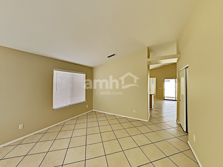 Building Photo - 8418 W Pinchot Ave