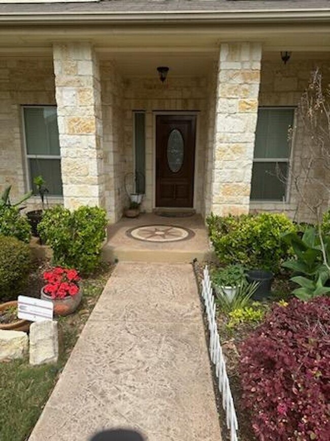 Building Photo - BEAUTIFUL 5 BEDROOM, 3.5 BATHROOM HOME!