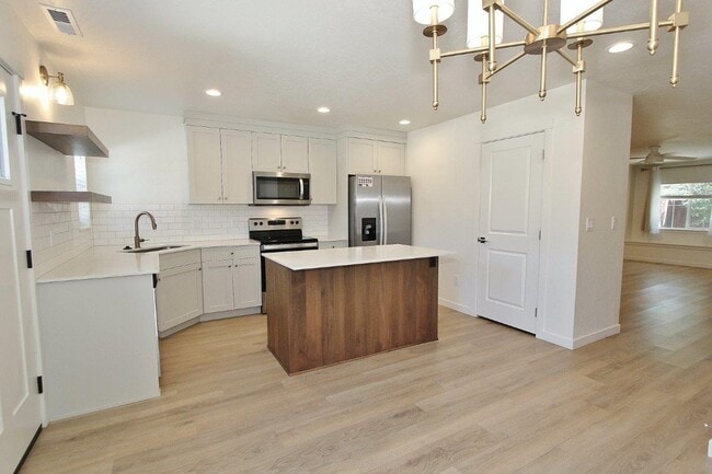 Building Photo - Immaculate Townhouse w/2-Car Garage