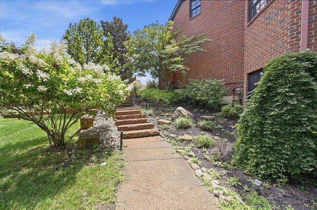 Building Photo - 678 Canterbury Dr