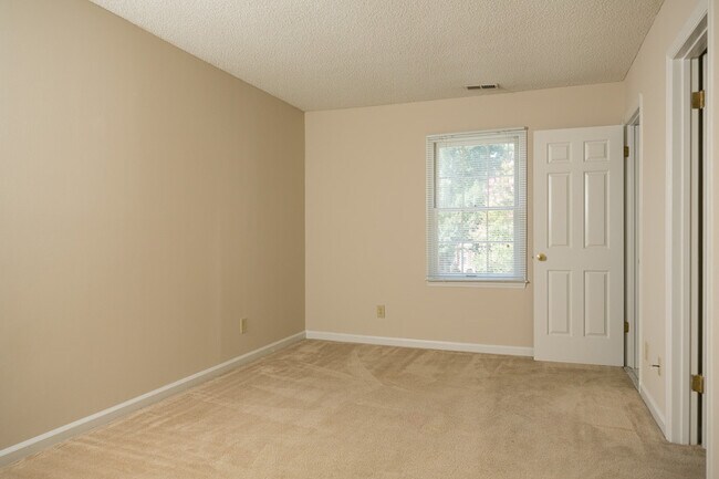 Building Photo - Charming 2BR & 2.5BA Townhome with Dual Primary Suites in Woodstream Glen