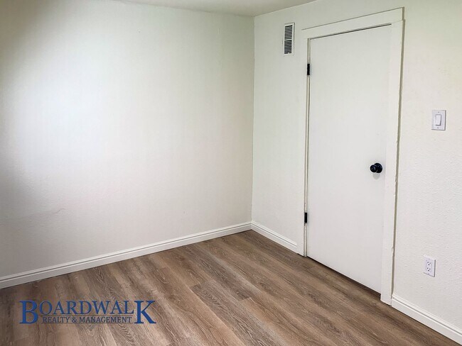 Building Photo - 1-Bedroom Home with Fenced Yard with fenced yard!