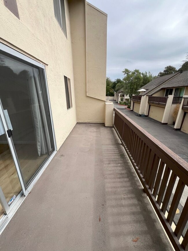 Building Photo - UPDATED TOWNHOME, COMMUNITY POOL, BRIGHT R...