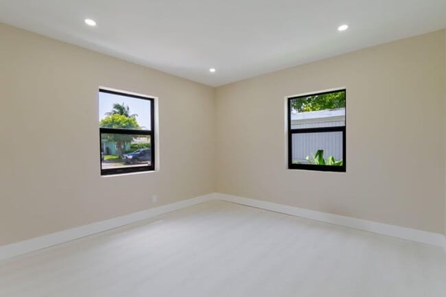 Building Photo - 5409 NE 4th Ave