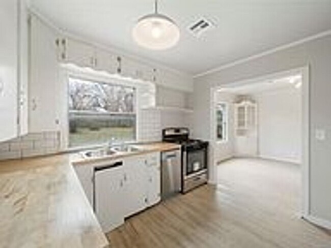 Building Photo - Updated 2 Bed 1 Bath Rental Home Tulsa