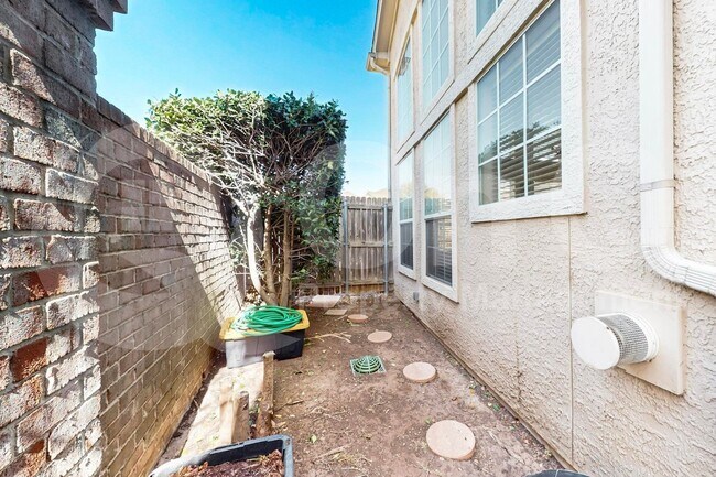 Building Photo - 2606 Rue De Ville
