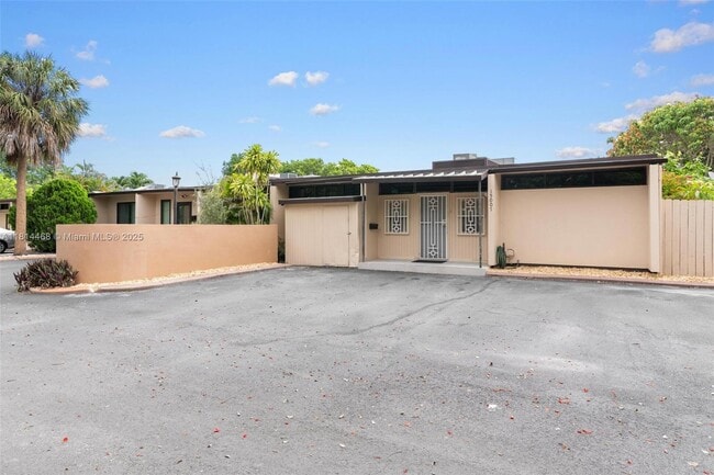Building Photo - 15007 Coconut Ct