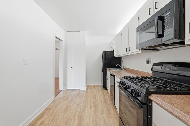 Building Photo - Sun-Filled 1BR/1.5BA with Garage Parking in The Willoughby!