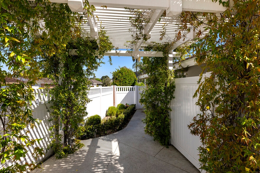 Building Photo - 1901 Altura Dr