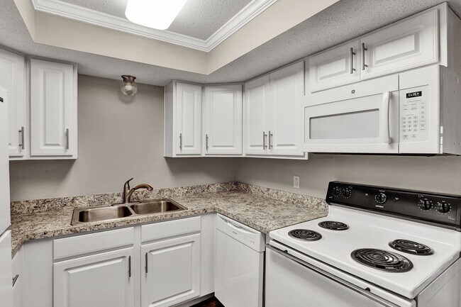 Building Photo - Move in ready 2 bedroom/ 1 bathroom condo!