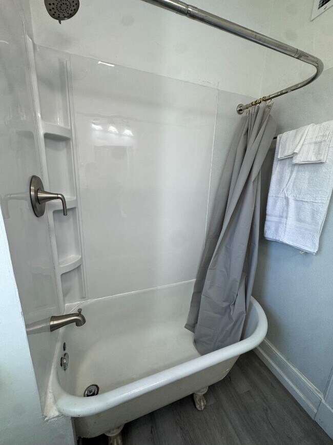 Building Photo - 504 N Roosevelt Ave