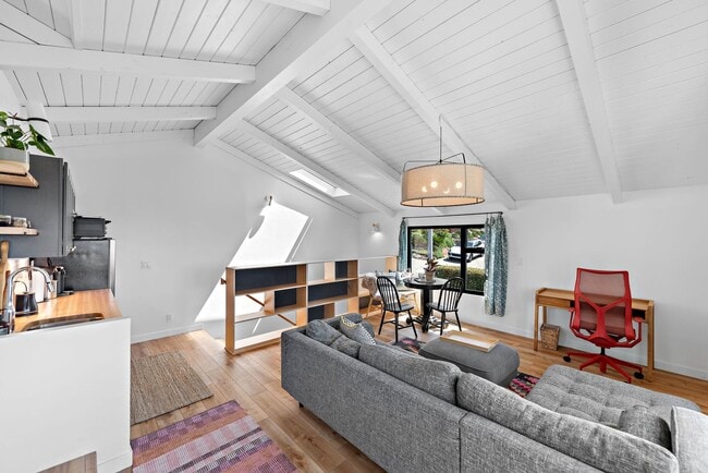 Building Photo - Must See Roof Top Deck!