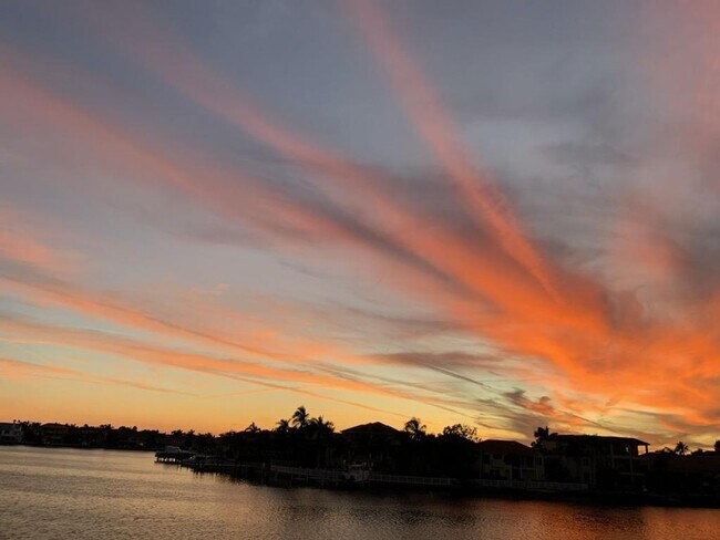 Building Photo - Beautifully Remodeled 2/2 Waterfront Unit in Gated Community!