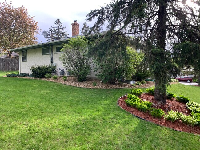 Building Photo - 854 8th Ave S