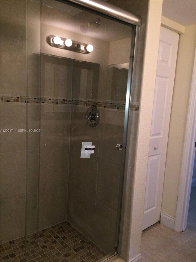 Building Photo - 407 Gardens Dr