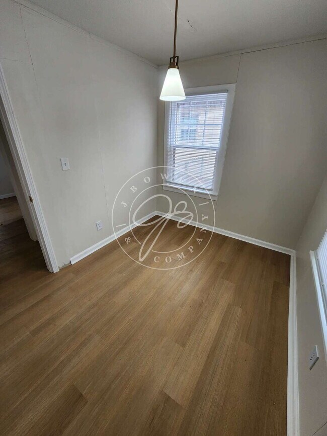 Building Photo - "Charming 2-Bedroom Retreat on Birkdale Road with Cozy 700 sq ft Layout in Toledo!"