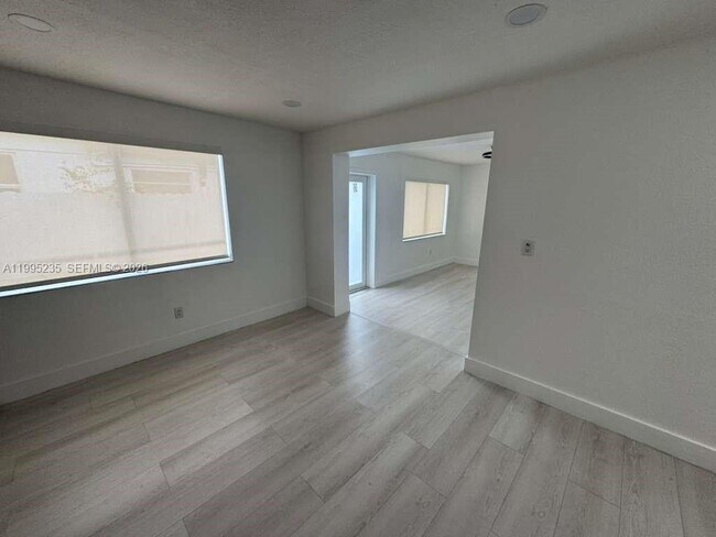 Building Photo - 230 E 56th St