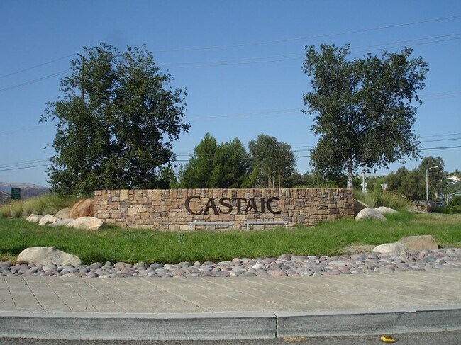Building Photo - COMING SOON! 4 Bedroom Home for Rent in Castaic!