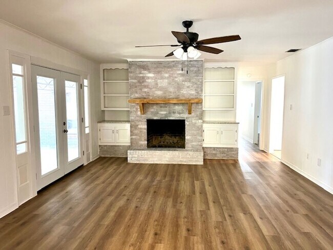 Building Photo - Corner Lot Brick Huntleigh Woods