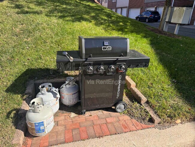 Building Photo - 728 S Pine St