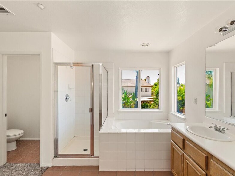 master bathroom(half of the actual size) - 1586 Silver Cup Ct