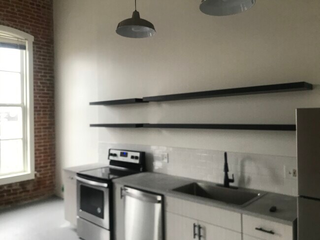 Building Photo - 412 Delaware St