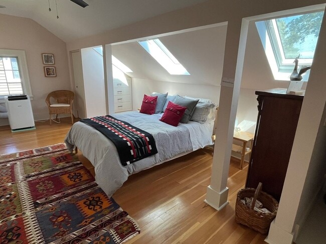 Building Photo - Updated 1926 4-bdrm/3-bath Sellwood bungal...